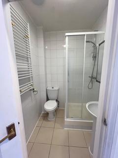 Studio to rent, Station Road, London N3