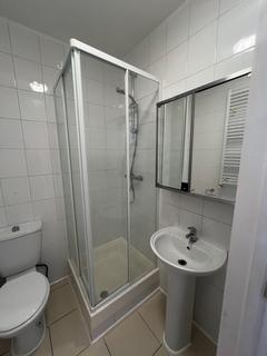 Studio to rent, Station Road, London N3