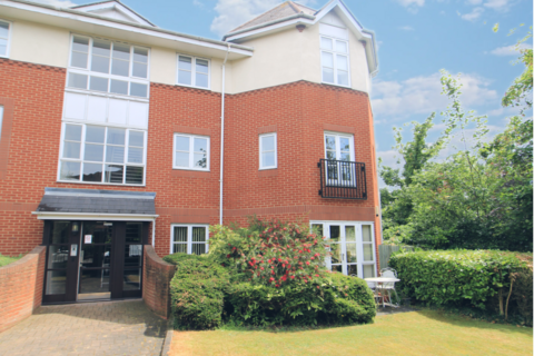 2 bedroom apartment for sale, Deyncourt Gardens, Upminster RM14