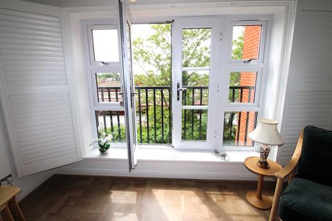 2 bedroom apartment for sale, Deyncourt Gardens, Upminster RM14