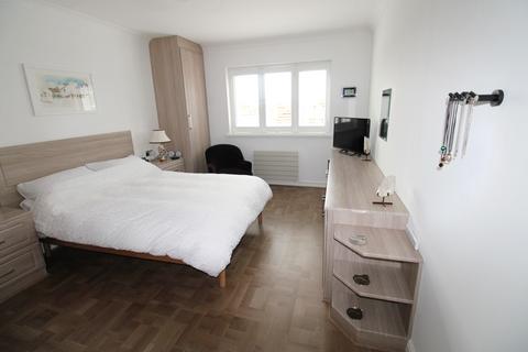2 bedroom apartment for sale, Deyncourt Gardens, Upminster RM14
