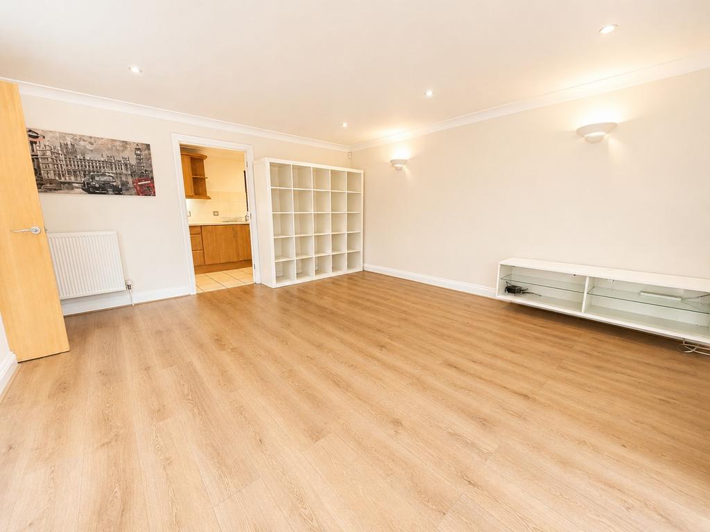Apartment in Southampton, Hollybrook - View 4