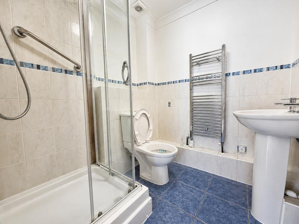 Apartment in Southampton, Hollybrook - More