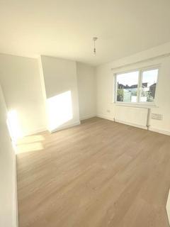 3 bedroom semi-detached house to rent, Great West Road, Hounslow