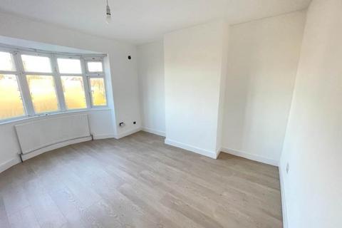 3 bedroom semi-detached house to rent, Great West Road, Hounslow