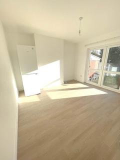 3 bedroom semi-detached house to rent, Great West Road, Hounslow