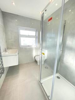 3 bedroom semi-detached house to rent, Great West Road, Hounslow