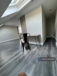 Studio to rent, Sutton Road, Hounslow, TW5