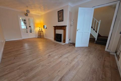 4 bedroom semi-detached house to rent, Wodecroft Road, Luton, Bedfordshire