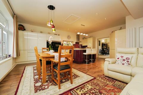 4 bedroom bungalow for sale, Station Road, Blackminster, Evesham, Worcestershire, WR11