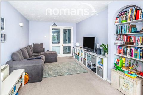2 bedroom flat to rent, Littlebrook Avenue, Slough, SL2