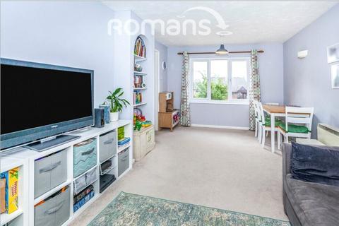 2 bedroom flat to rent, Littlebrook Avenue, Slough, SL2