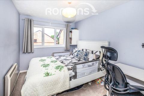 2 bedroom flat to rent, Littlebrook Avenue, Slough, SL2