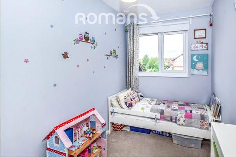2 bedroom flat to rent, Littlebrook Avenue, Slough, SL2