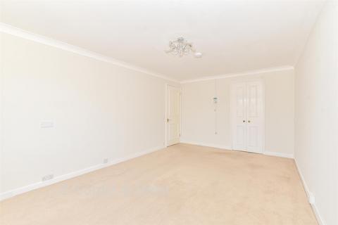 2 bedroom flat for sale, Henty Gardens, Chichester, West Sussex