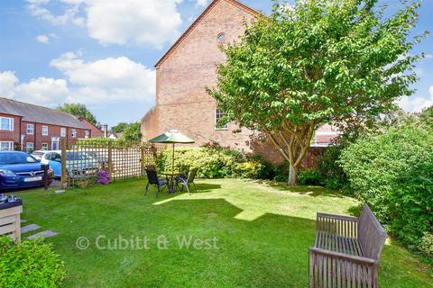 2 bedroom flat for sale, Henty Gardens, Chichester, West Sussex