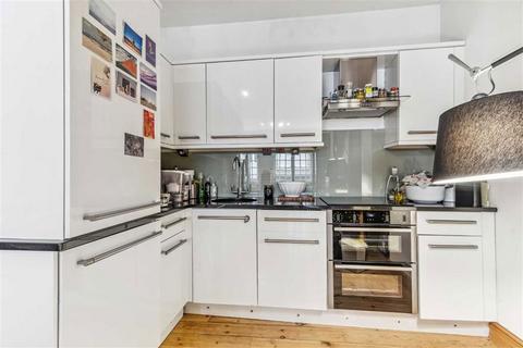 Studio to rent, Chapel Place, London EC2A