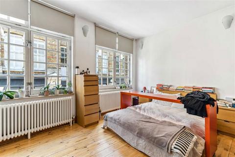 Studio to rent, Chapel Place, London EC2A