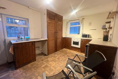 2 bedroom semi-detached house to rent, Birchfield Road, Redditch, B97