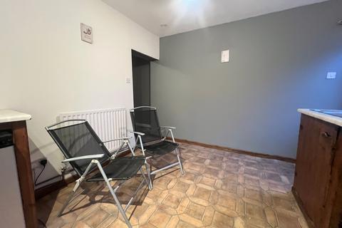 2 bedroom semi-detached house to rent, Birchfield Road, Redditch, B97