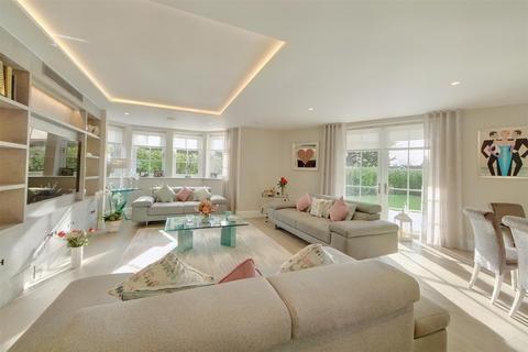 2 bedroom flat for sale, Hillside House, The Drive, Radlett WD7