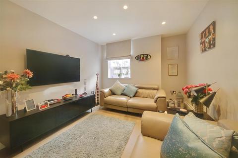 2 bedroom flat for sale, Hillside House, The Drive, Radlett WD7