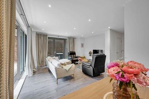 2 bedroom flat for sale, Hemming Street, London E1