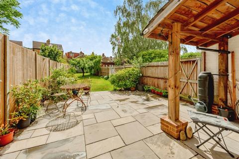 4 bedroom semi-detached house for sale, Earlsbrook Road, Redhill