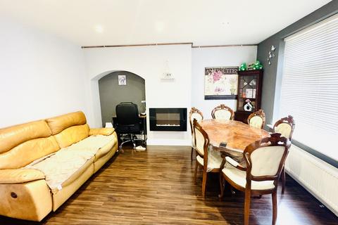 3 bedroom terraced house to rent, Lillechurch Road, Dagenham RM8