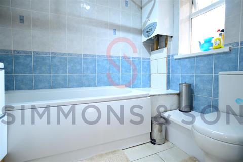 3 bedroom semi-detached house to rent, Norfolk Avenue, Slough, Berkshire