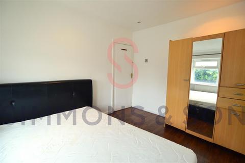 3 bedroom semi-detached house to rent, Norfolk Avenue, Slough, Berkshire
