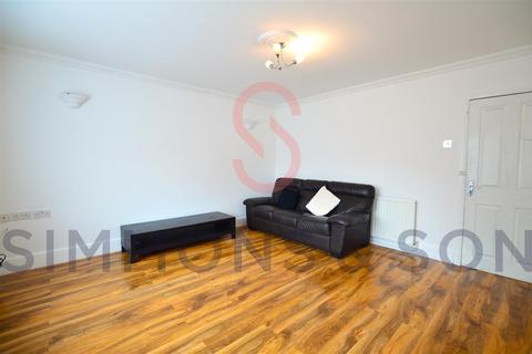 3 bedroom semi-detached house to rent, Norfolk Avenue, Slough, Berkshire