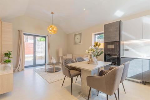 2 bedroom detached bungalow for sale, North Drive, Hounslow TW3