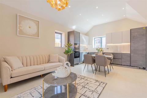 2 bedroom detached bungalow for sale, North Drive, Hounslow TW3