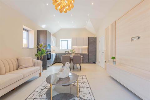 2 bedroom detached bungalow for sale, North Drive, Hounslow TW3