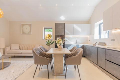 2 bedroom detached bungalow for sale, North Drive, Hounslow TW3