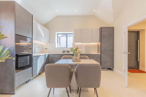 2 bedroom detached bungalow for sale, North Drive, Hounslow TW3