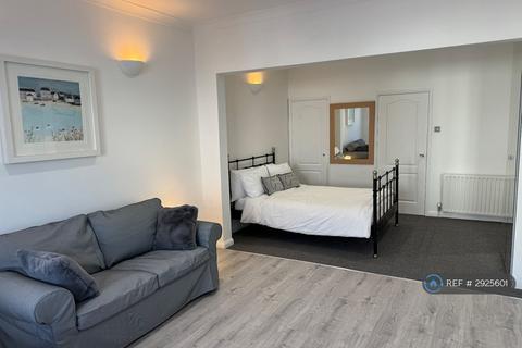 Studio to rent, Colonial Road, Slough, SL1