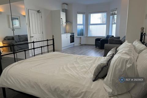 Studio to rent, Colonial Road, Slough, SL1