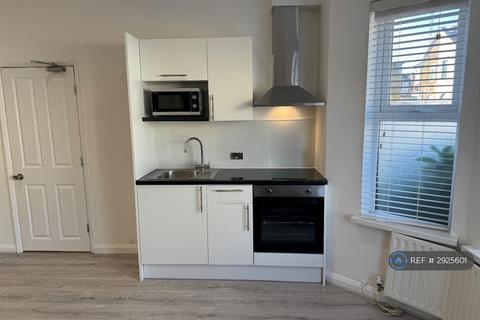 Studio to rent, Colonial Road, Slough, SL1