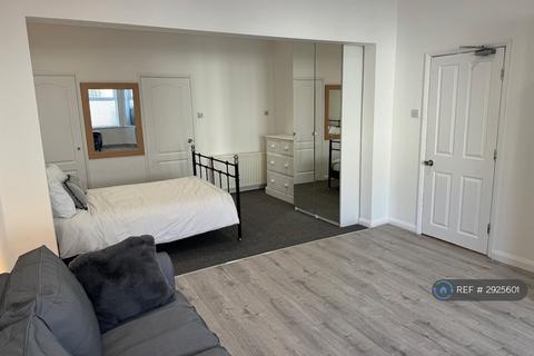 Studio to rent, Colonial Road, Slough, SL1