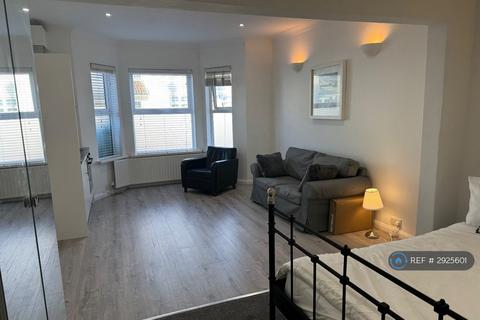 Studio to rent, Colonial Road, Slough, SL1