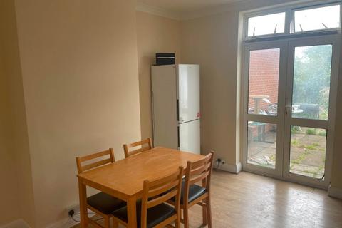 1 bedroom apartment to rent, Bath Road, Cranford