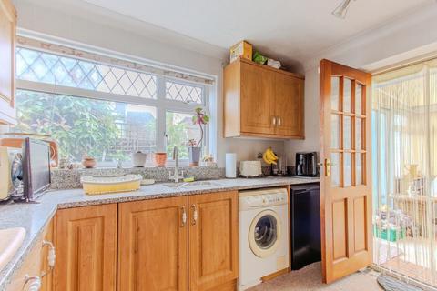 2 bedroom bungalow for sale, Frognal Gardens, Teynham, Sittingbourne, Kent, ME9