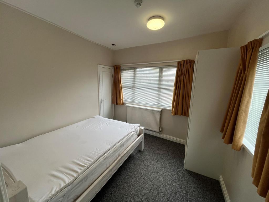Apartment in Cardiff, Roath - View 2