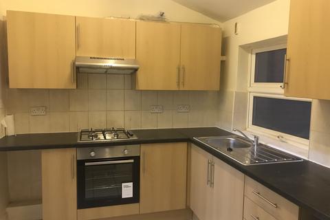 4 bedroom terraced house to rent, Henley Road, Ilford IG1