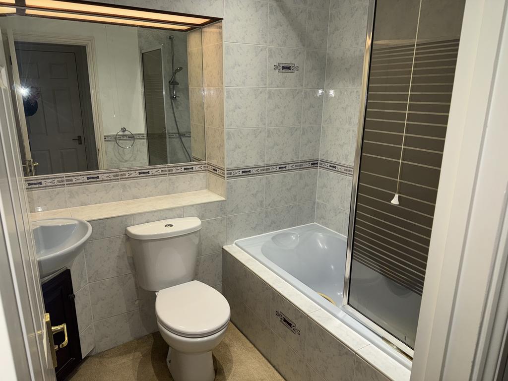 Apartment in Teddington - View 4