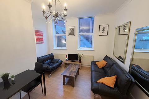 3 bedroom maisonette for sale, Squires Lane, London N3