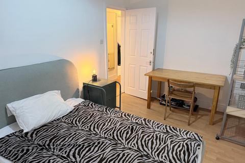 3 bedroom maisonette for sale, Squires Lane, London N3