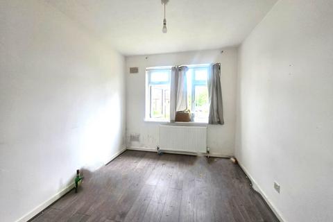 2 bedroom semi-detached house to rent, Oak Way, Feltham, Middlesex, TW14